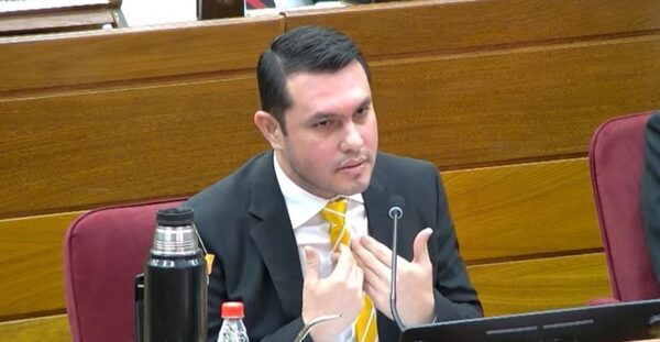 Senador Rivas imputado: bancada de Honor Colorado evaluará desafuero