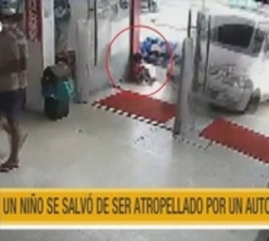 Niño casi fue arrollado frente a un supermercado en Fernando - Paraguay.com