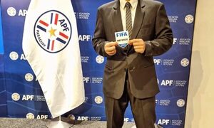 Árbitro esteño revalida insignia FIFA 2024