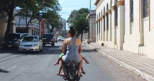 Diario HOY | Motociclistas: deben circular por carril derecho y pueden transportar objetos hasta 25 kg
