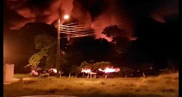 Gran cantidad de neumáticos fueron incinerados por desconocidos - Oasis FM 94.3