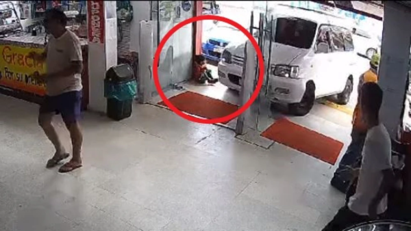 ¡Dionoguarde! De milagro un nenito se salvó de ser aplastado