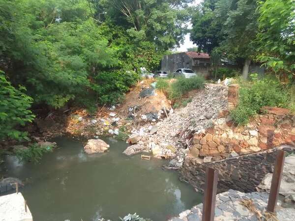 Arrojan hasta escombros en arroyos de Asunción y Lambaré - Nacionales - ABC Color