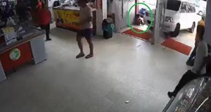 Video: Vehículo choca contra un super: niño se salva de manera increíble - ADN Digital