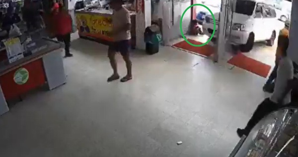 Video: Vehículo choca contra un super: niño se salva de manera increíble - ADN Digital