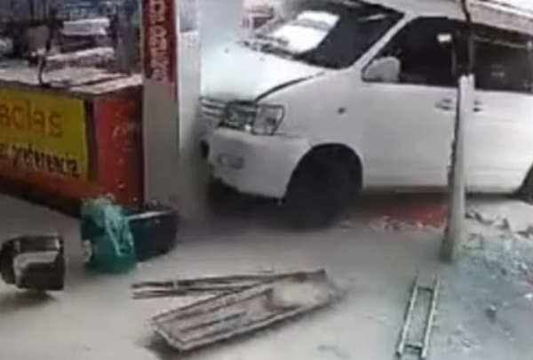 Hombre ingresó a supermercado con todo y vehículo