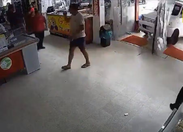 Auto ingresó a un súper y niño casi perdió las piernas - Noticiero Paraguay