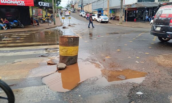 Cloaca y baches “adornan” microcentro de CDE