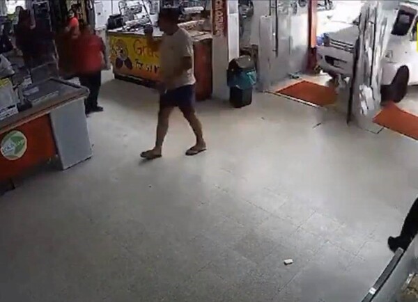 AUTO INGRESÓ A UN SÚPER Y NIÑO CASI PERDIÓ LAS PIERNAS - La Voz del Norte