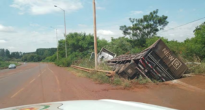 Camión que transportaba soja volcó tras esquivar a una motocicleta