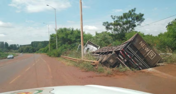 Camión que transportaba soja volcó tras esquivar a una motocicleta
