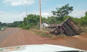 Camión que transportaba soja volcó tras esquivar a una motocicleta en Alto Paraná – Prensa 5