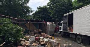La Nación / Vuelco en Lambaré: buscan que chofer asuma daños ocasionados al cementerio
