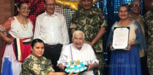 Excombatiente recibe homenaje al cumplir 108 años