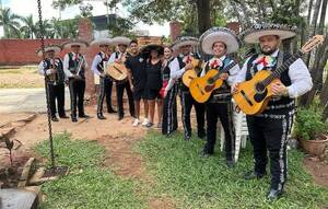 [VIDEO] ¡Cecilio Domínguez le llevó mariachis al amor de su vida!