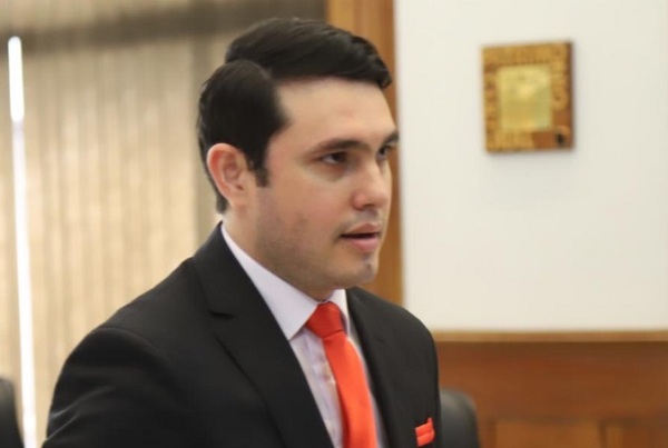Senado debe decidir si desafora a Hernán Rivas, imputado por falsificar título