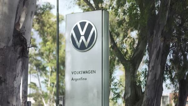 Volkswagen y General Motors retrasan regreso a la actividad en Argentina por deudas - Revista PLUS