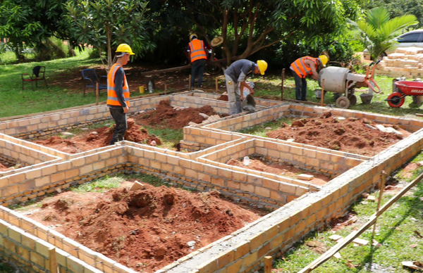 Avanzan obras de 54 de casas en el asentamiento 13 de junio - La Clave