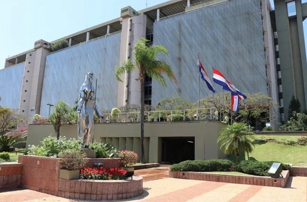 Banco Central del Paraguay: Profesionales compiten por 38 vacantes, mientras “nepobabies” sin título o concurso ganan el triple