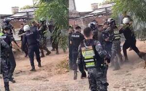 [VIDEO] Poli agarró a un sospechoso, vecinos armaron guyryry para que no le lleven
