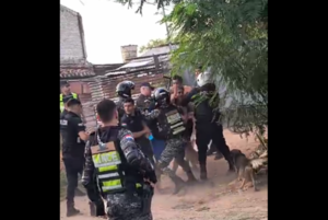 (VIDEO). Polis intentaron identificar a dos arrieros  y los vecinos los atacaron