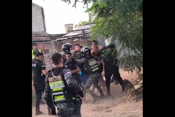 (VIDEO). Polis intentaron identificar a dos arrieros y los vecinos los atacaron