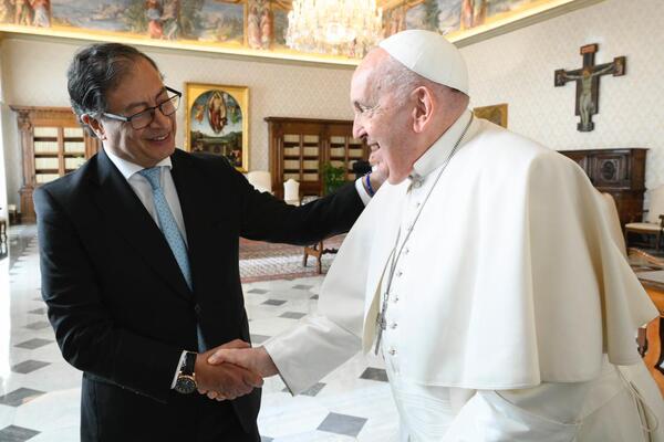 Petro le propuso al Papa hacer "una ronda" de negociaciones con la guerrilla ELN en el Vaticano - ADN Digital