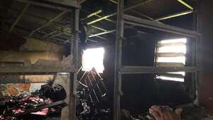 Video: Vecinos del Bañado Sur lograron sofocar un incendio en una escuela utilizando baldes de agua - Policiales - ABC Color