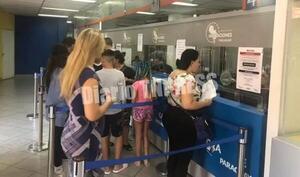 Veraneantes se quejan de largas filas y titular de Migraciones no da la cara – Diario TNPRESS