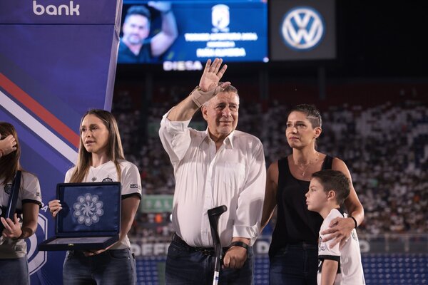 Sentido homenaje al hijo de Éver Hugo Almeida, leyenda viviente del fútbol sudamericano | 1000 Noticias