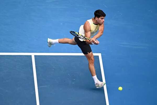 Alcaraz accede a los octavos tras abandono de Shang y se cruzará con Kecmanovic - Tenis - ABC Color