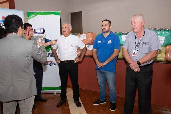 Entregan indumentarias del torneo “Esperanzas de Hernandarias” | DIARIO PRIMERA PLANA