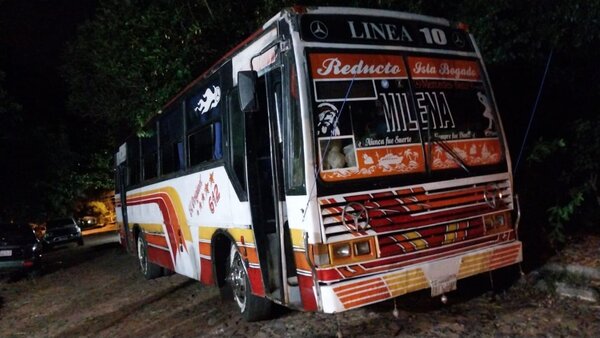 Un muerto y 36 detenidos tras emboscar a un bus de hinchas del club Olimpia