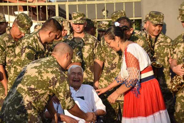 Ejército paraguayo agasajó a héroe de la guerra del Chaco en su cumpleaños número 108 | 1000 Noticias