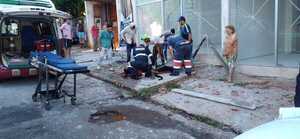 Trágico accidente laboral en Encarnación: Obreros caen de un andamio de 3 metros