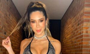(VIDEO)Doña de pelotero presumió sus marcados abdominales