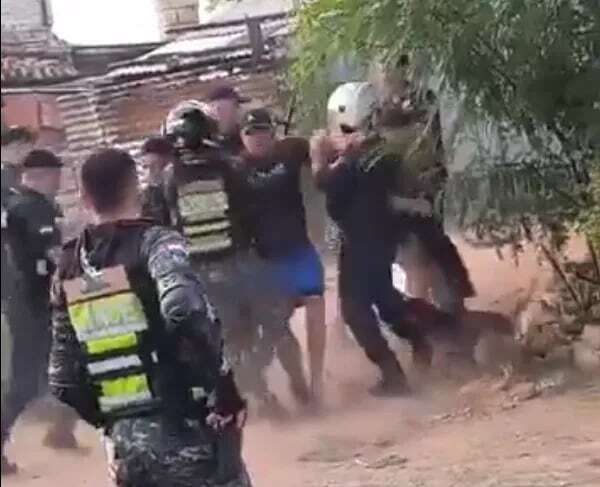 Video: resistencia y golpes durante procedimiento policial en el barrio Santa Ana - Policiales - ABC Color
