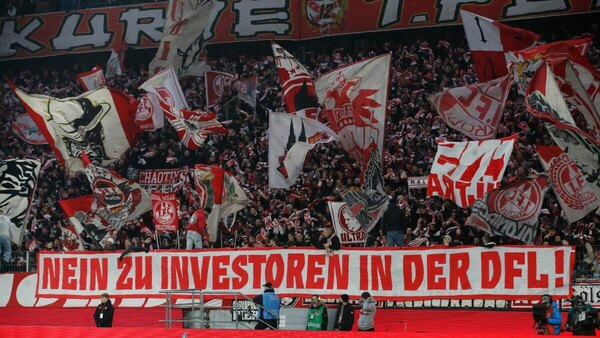 Versus / El partido entre Koln y Dortmund fue interrumpido por protestas de los ultras