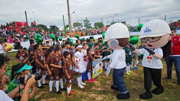 Torneo Esperanzas de Hernandarias, que organiza Itaipu, arrancó hoy con casi 1.000 niños inscriptos - La Clave