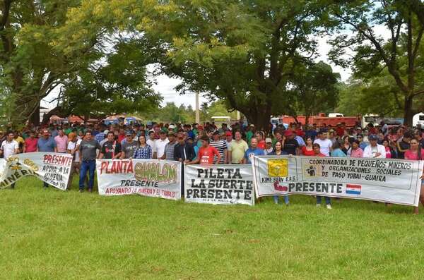 Operarios se manifiestan a favor de la minería en Paso Yobái - Nacionales - ABC Color