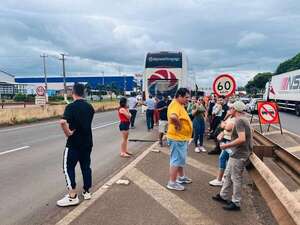 Paraguayos estuvieron más de 18 horas varados en una ruta brasilera - Nacionales - ABC Color