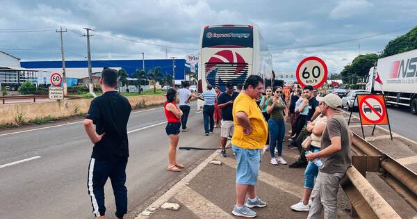 Diario HOY | Más de 50 excursionistas paraguayos varados en Brasil por fallas en el colectivo