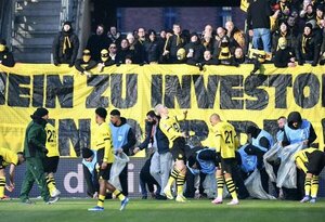 El partido de la Bundesliga entre Colonia y Dortmund fue interrumpido por protestas