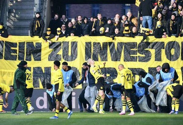 El partido de la Bundesliga entre Colonia y Dortmund fue interrumpido por protestas