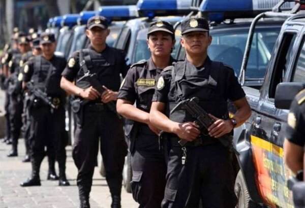 Policía de Guatemala retiene caravana de migrantes que salió de Honduras rumbo a EEUU
