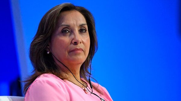 Agreden físicamente a la presidenta de Perú, Dina Boluarte