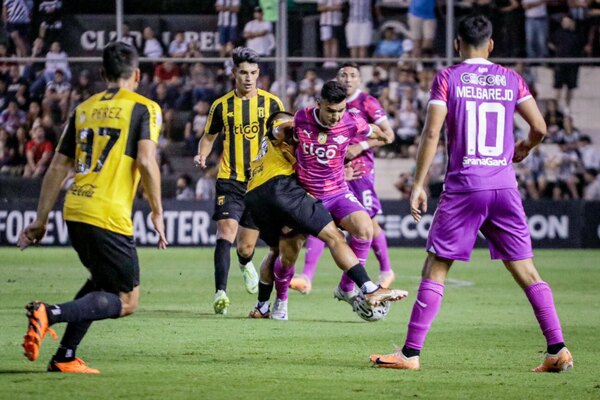 Versus / El supercampeón, Libertad, arranca ante un renovado Guaraní