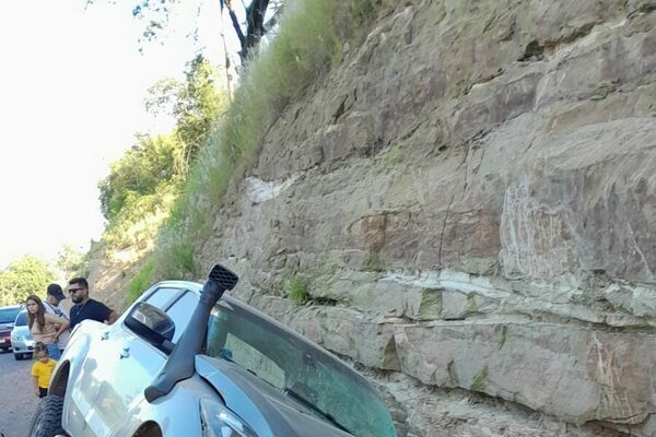 Ypacaraí: Camioneta impactó contra el muro del cerro