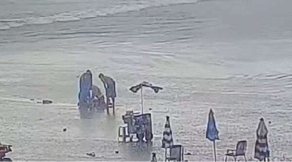 Un rayo mató a una mujer de 60 años e hirió a siete personas más en una playa de Brasil