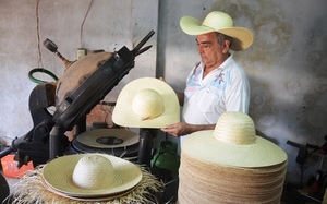 Artesano ofrece sombrero pirí, ideal para el verano •